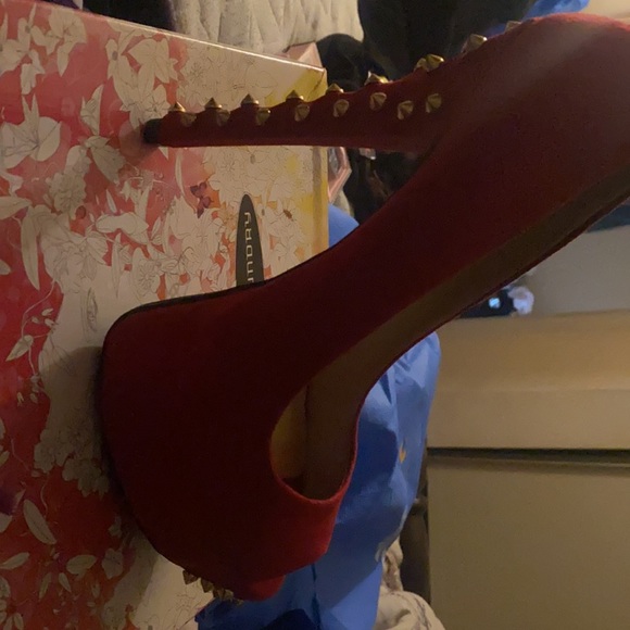 Beautiful red heels - Picture 2 of 4